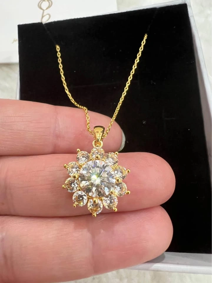 18k Solid Gold SunFlower Pendant with 2 Carat Moissanite Diamond - photo 2