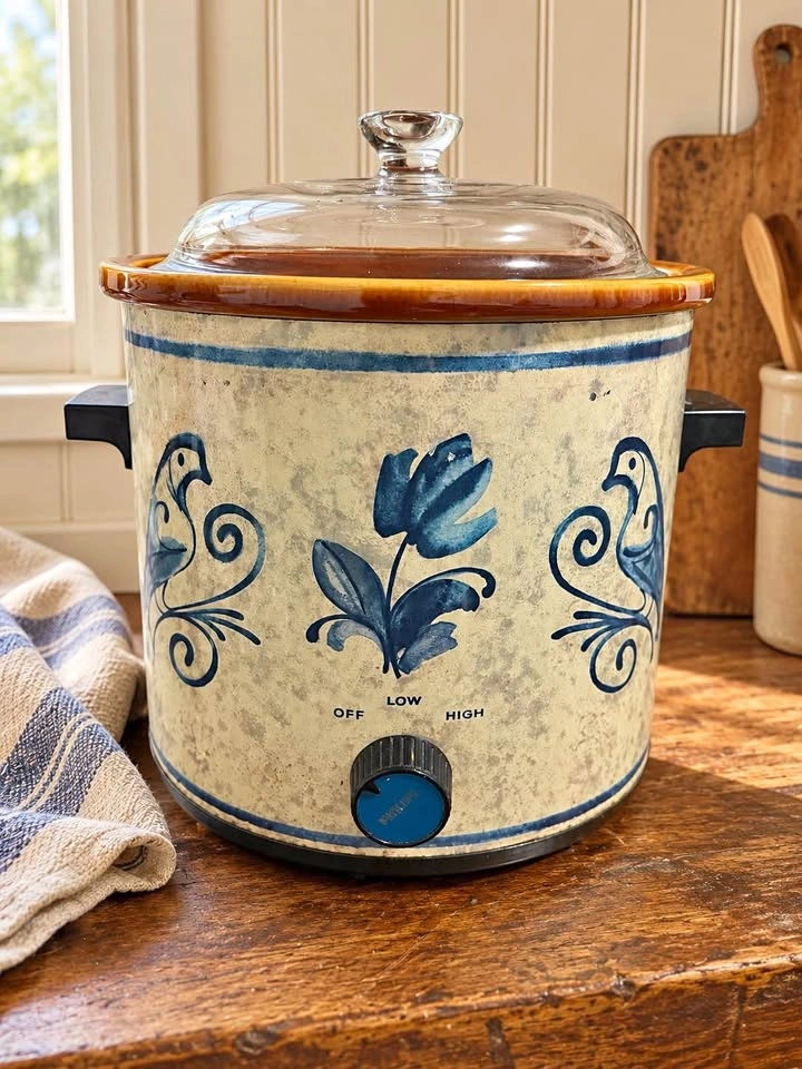 vintage crock pot | 8.5”x 9”