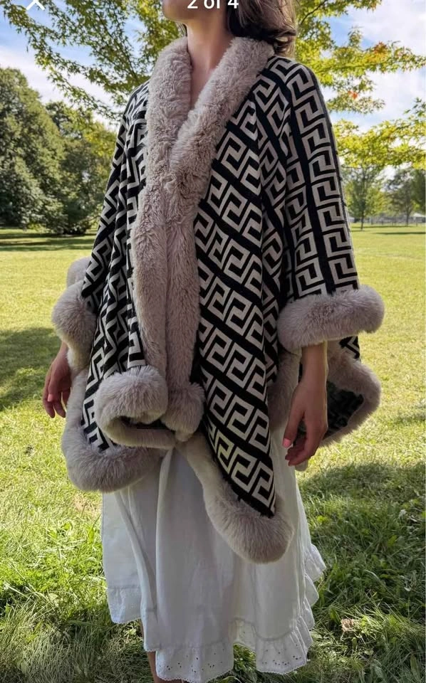 Black/White Geometric Poncho, faux fur lined - photo 2