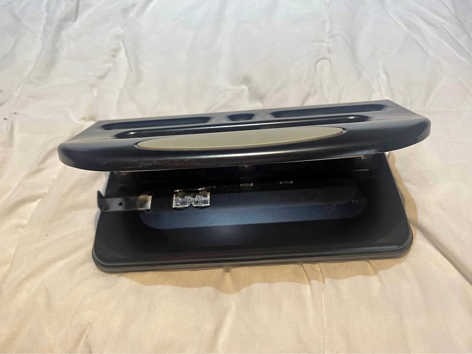 3 hole puncher