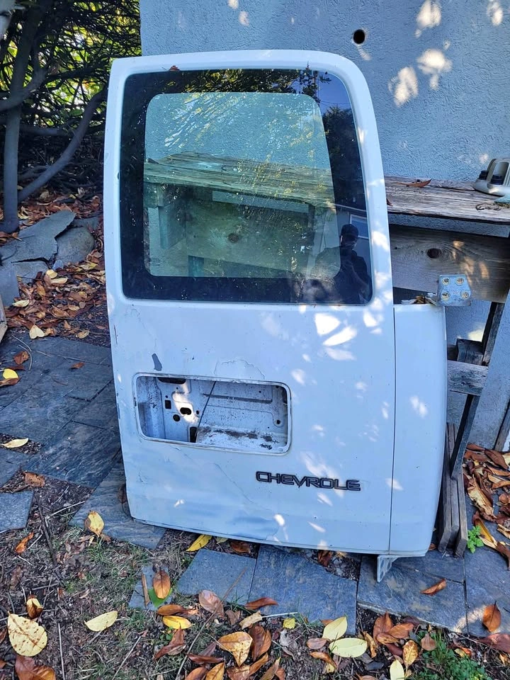 2006 chevy express rear door