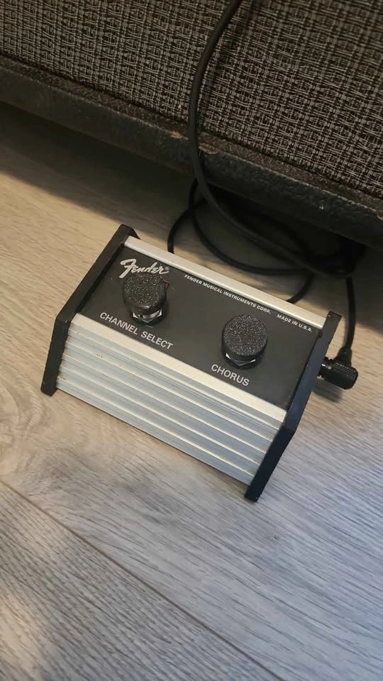 Fender Princeton Chorus 2x10 Combo Amp w/ Footswitch - photo 2