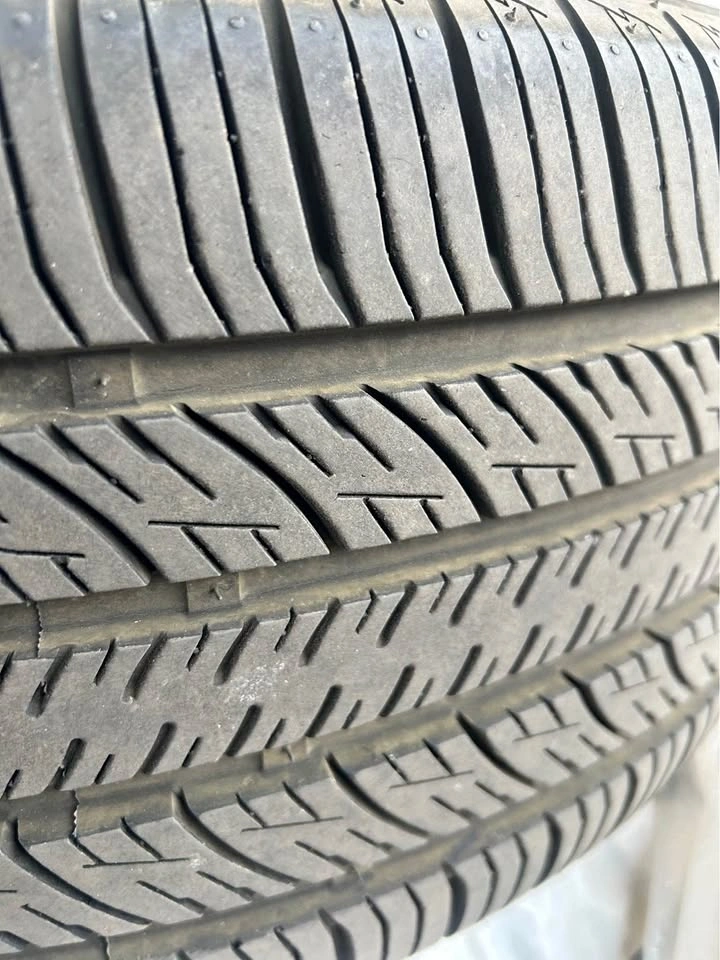 Four Rovelo 225/40R18 Tires and Rims+storage bag+more!