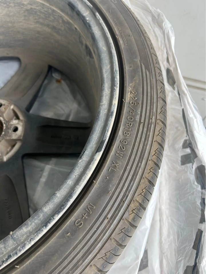 Four Rovelo 225/40R18 Tires and Rims+storage bag+more! - photo 3