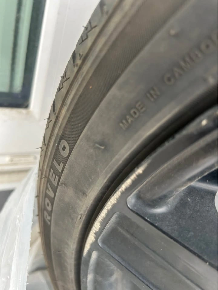 Four Rovelo 225/40R18 Tires and Rims+storage bag+more! - photo 4