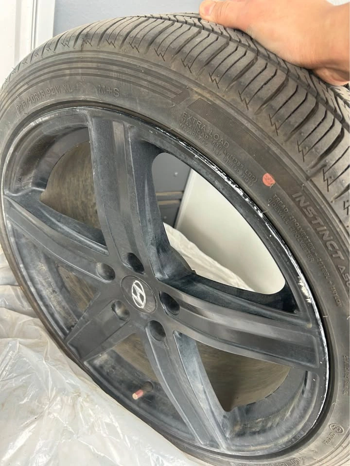 Four Rovelo 225/40R18 Tires and Rims+storage bag+more! - photo 5