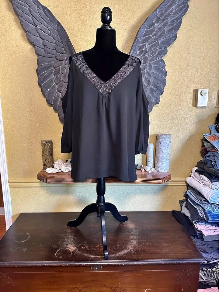 Sloan & Sadie Black cold Shoulder Top