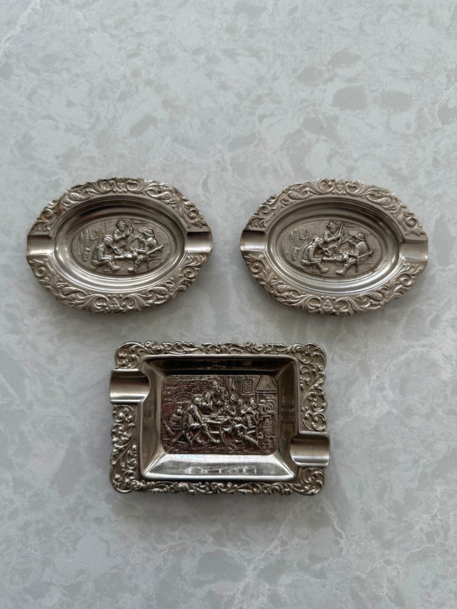 VTG Dutch-style metal ashtrays depicting pub scenes. Set of 3.
