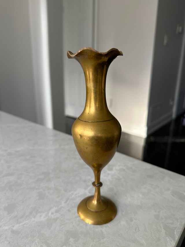 Vintage brass pedestal vase with a fluted, flower-shaped rim - photo 2