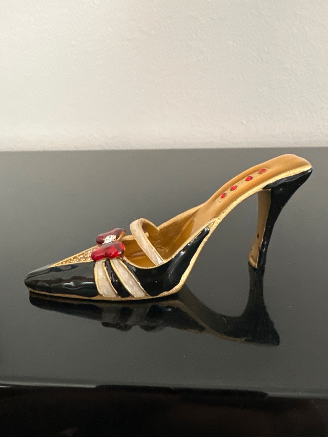 VTG miniature high-heel shoe-shaped figurine. Cast Metal. Enamel
