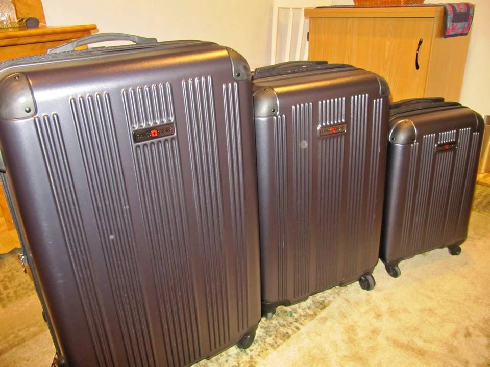Set of 3 Swiss Gear suitcases