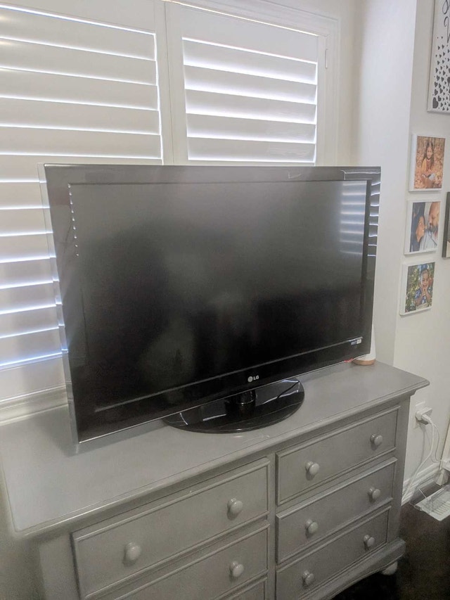 LG 42-inch LCD tv