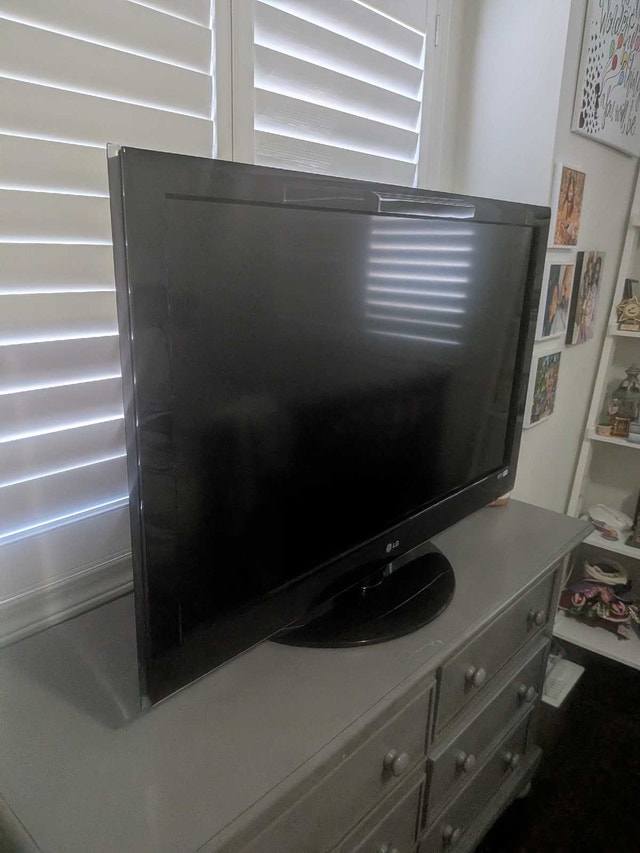 LG 42-inch LCD tv - photo 2