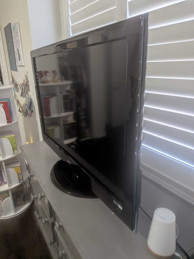 LG 42-inch LCD tv - photo 3