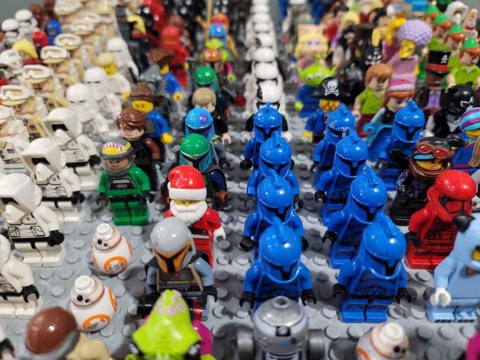 Lego minifig tray various themes - photo 3