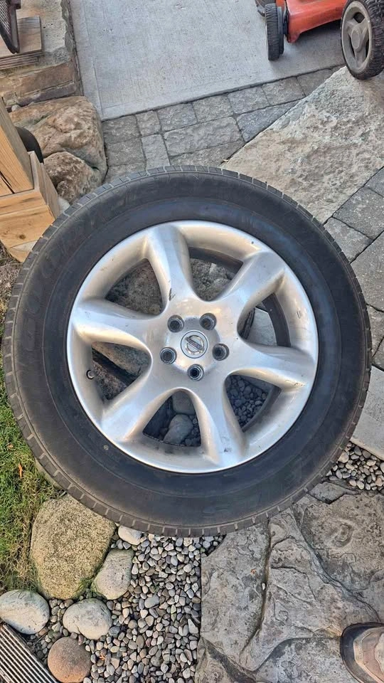 Nissan 18-inch Wheel and Tire P235/65R18