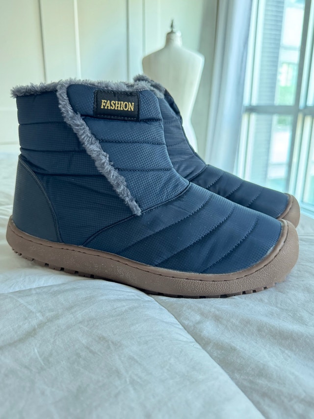 Brand New Ladies Size 11 / 43 Winter Boots with Velcro Sides