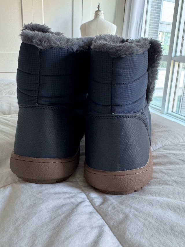 Brand New Ladies Size 11 / 43 Winter Boots with Velcro Sides - photo 3