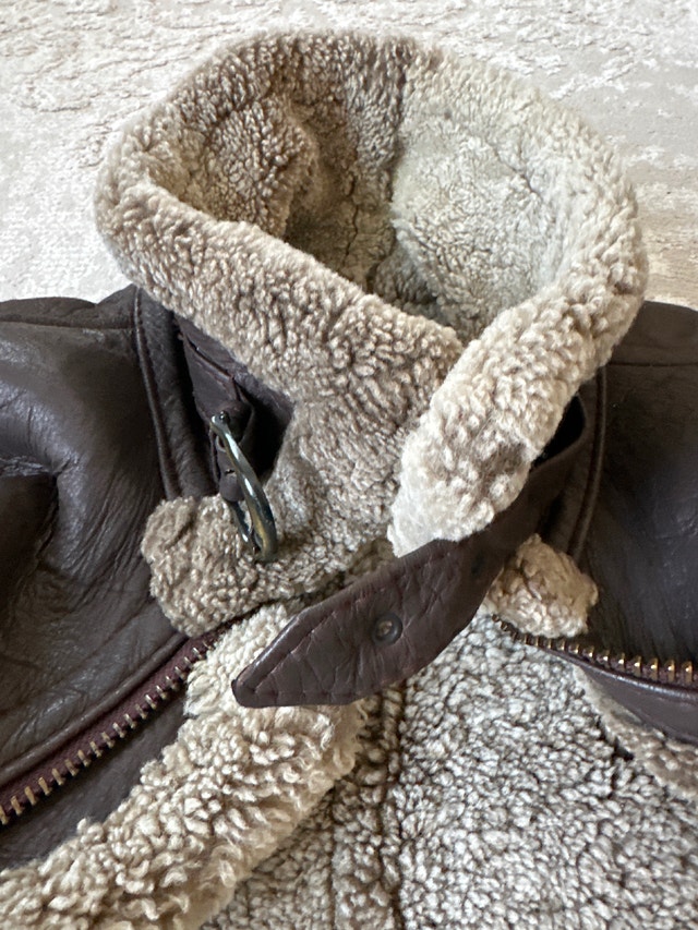 VTG classic B-3 sheepskin shearling bomber jacket in dark brown - photo 3
