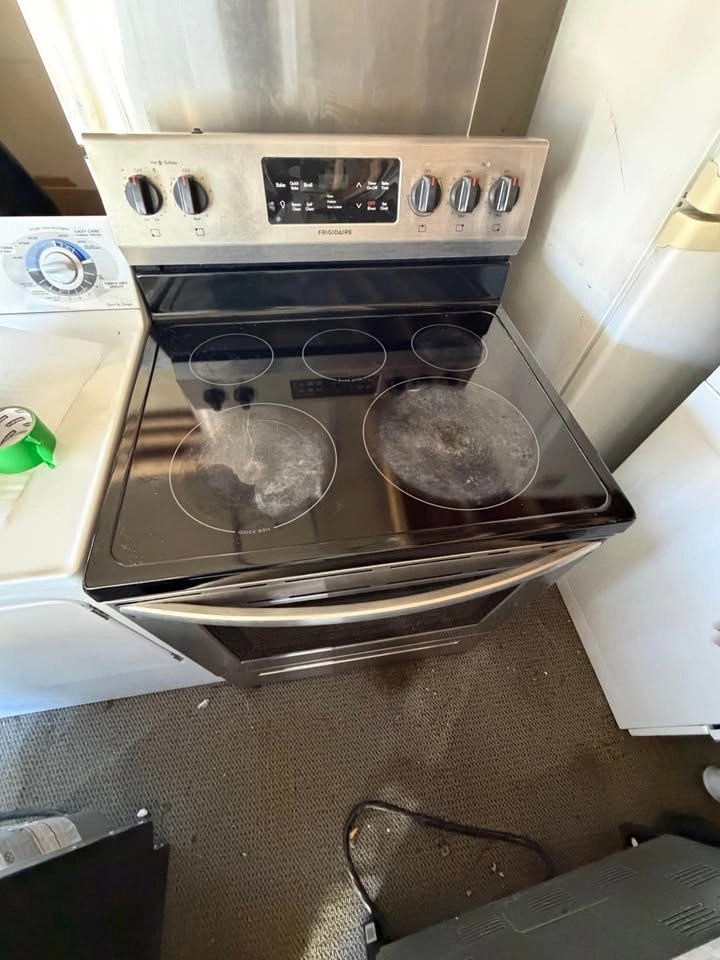 Frigidaire stove - photo 2