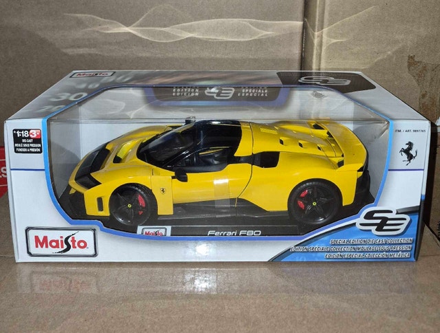 Maisto 1:18 Ferrari F80 or 2005 Chrysler Hemi 300C
