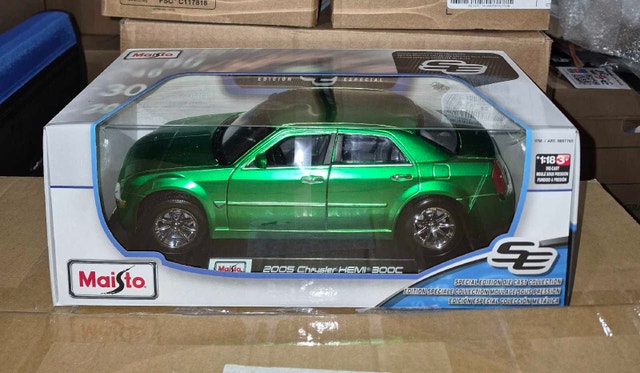 Maisto 1:18 Ferrari F80 or 2005 Chrysler Hemi 300C - photo 3