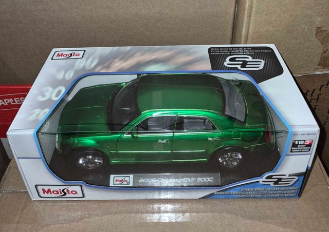 Maisto 1:18 Ferrari F80 or 2005 Chrysler Hemi 300C - photo 4