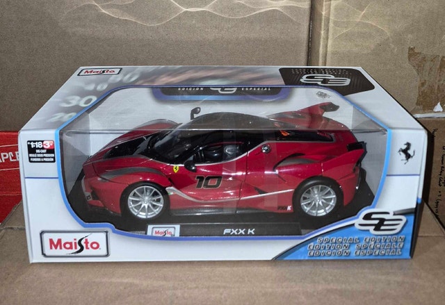 Maisto 1:18 Ferrari F80 or 2005 Chrysler Hemi 300C - photo 5