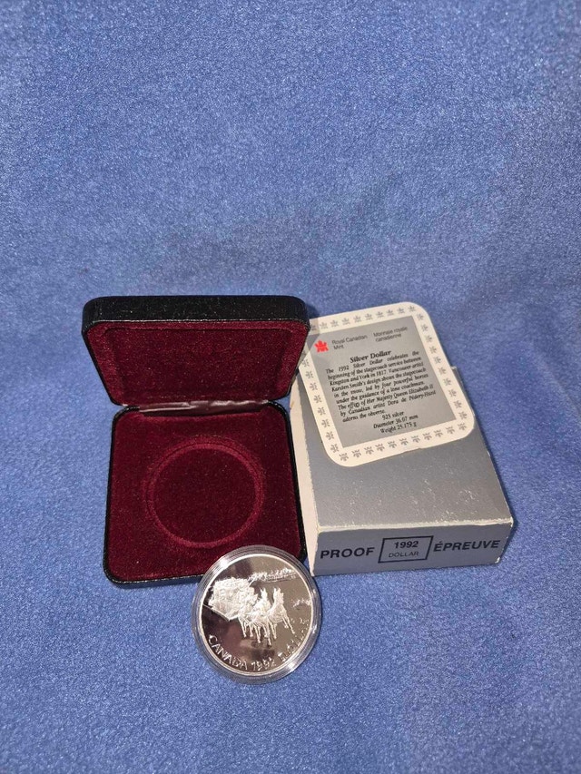 Royal Canadian Mint 1992 Silver Dollar - photo 2