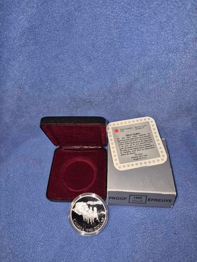 Royal Canadian Mint 1992 Silver Dollar - photo 3