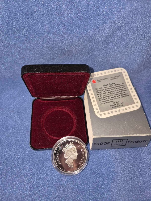 Royal Canadian Mint 1992 Silver Dollar - photo 4