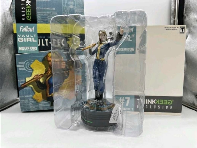 Fallout Vault Girl Figurine - photo 2