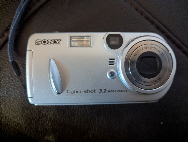 Sony DSC-P72 Vintage Digital Camera