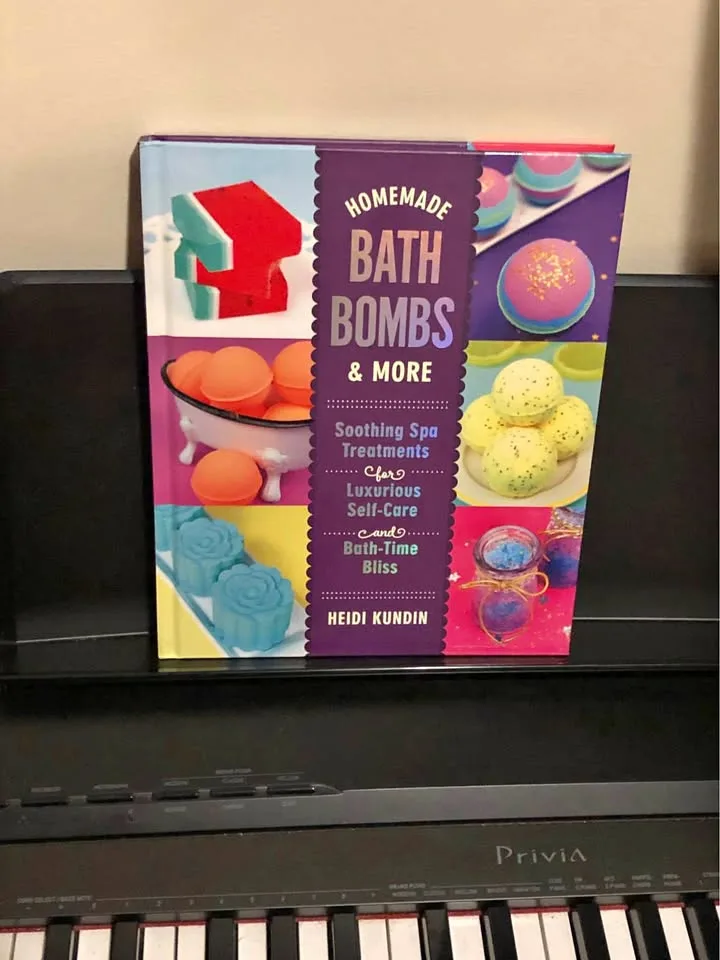 Homemade Bath Bombs Book — NEW 🥕 thumbnail