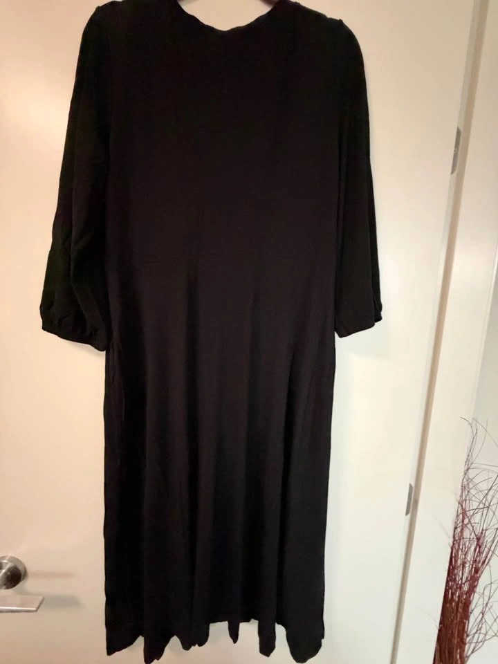 Reitmans Black V-Neck Midi Dress - photo 3
