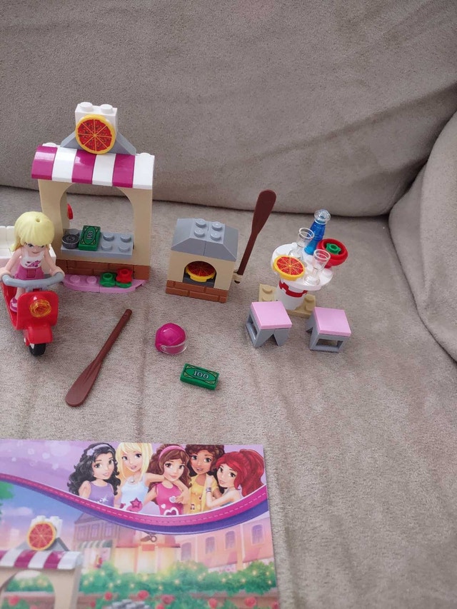 Lego Friends Stephanie Pizzeria and Soccer Set - photo 3