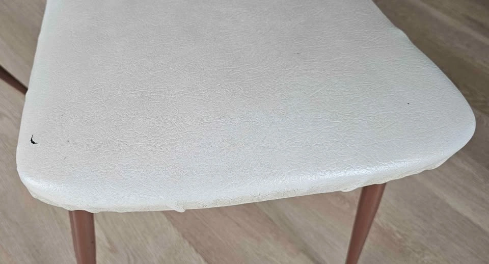 Two white chairs - photo 2