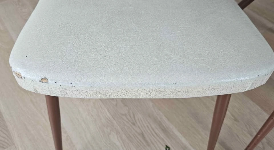 Two white chairs - photo 3