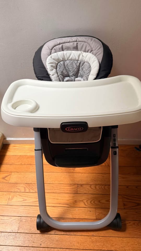 Baby High chair- Graco Duo liner 6 in one high chair - photo 2