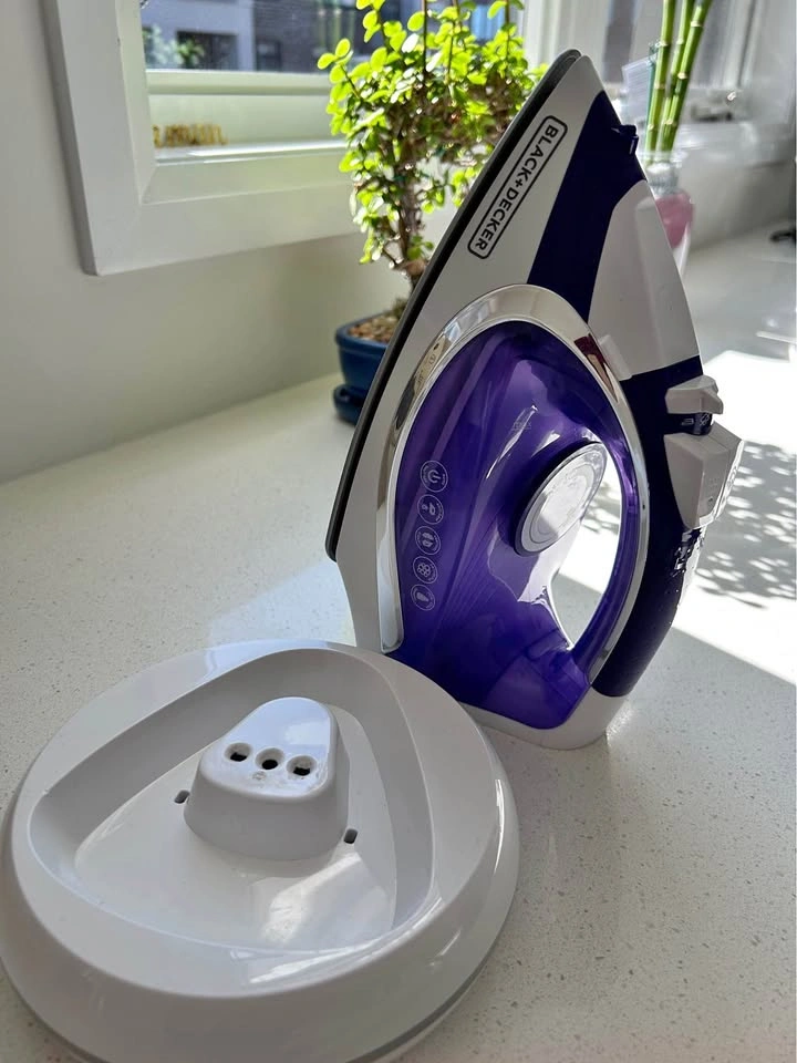 BLACK+DECKER Cordless Steam Iron – Purple & White