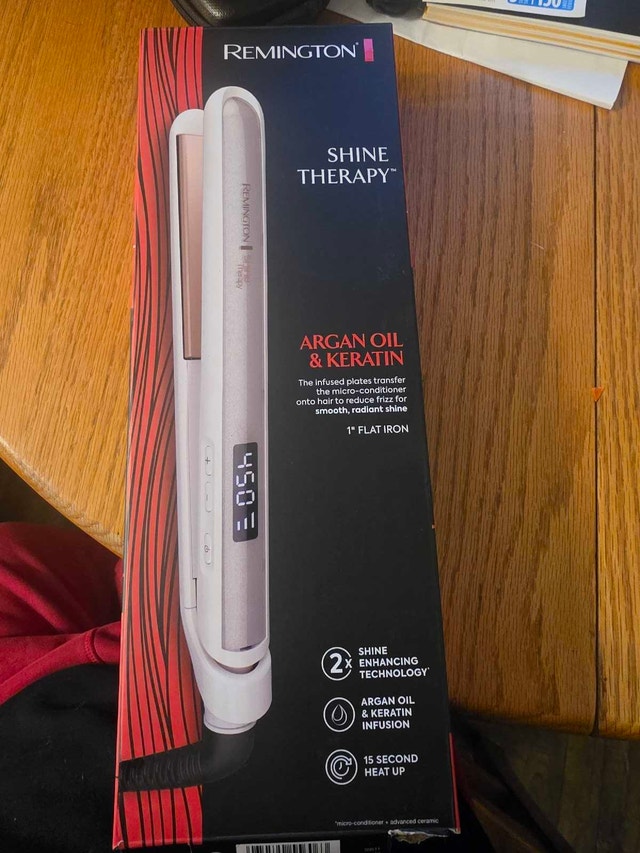 Remington Shine Therapy Flat Iron