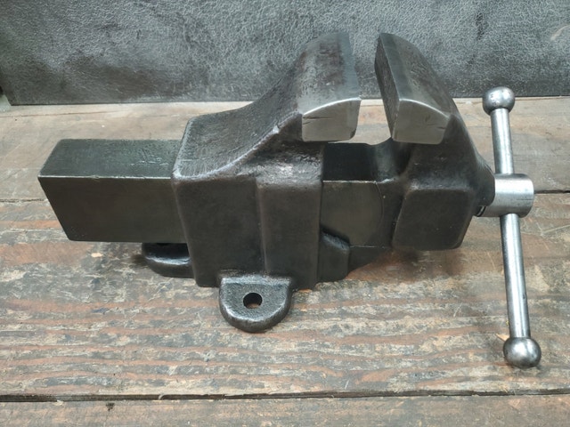 Small Vintage Holland Vise - photo 3
