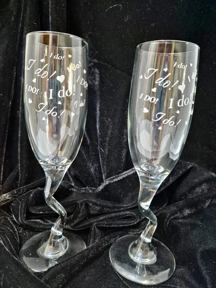 Vintage “I Do!” Wedding Champagne Flutes – Pair