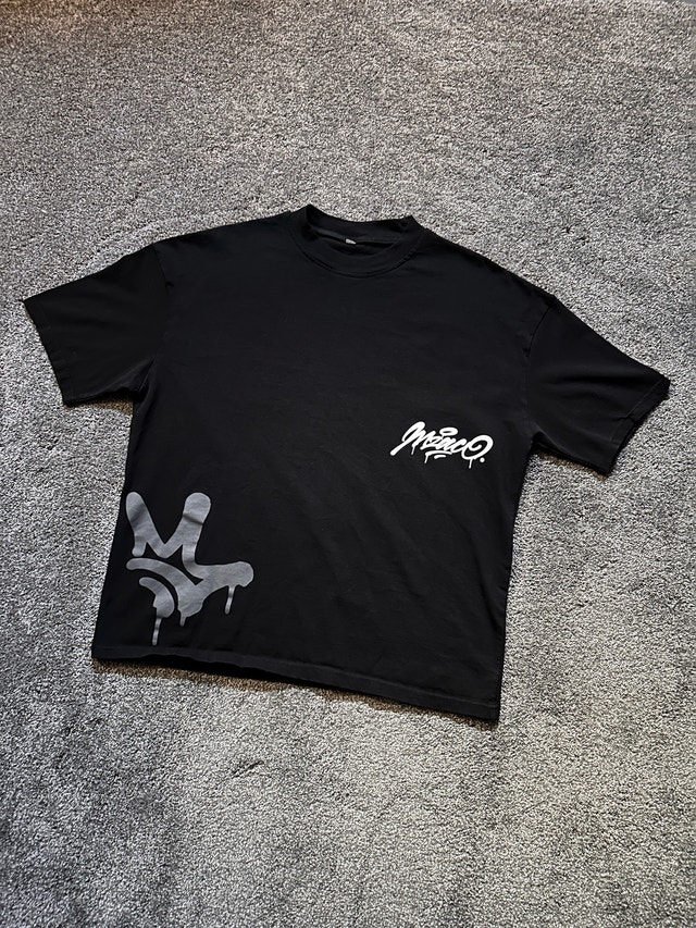 modern streetwear graphic T shirt size L