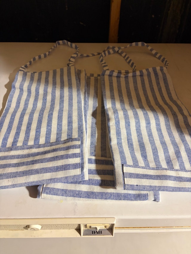 Set of four identical kitchen aprons - photo 2
