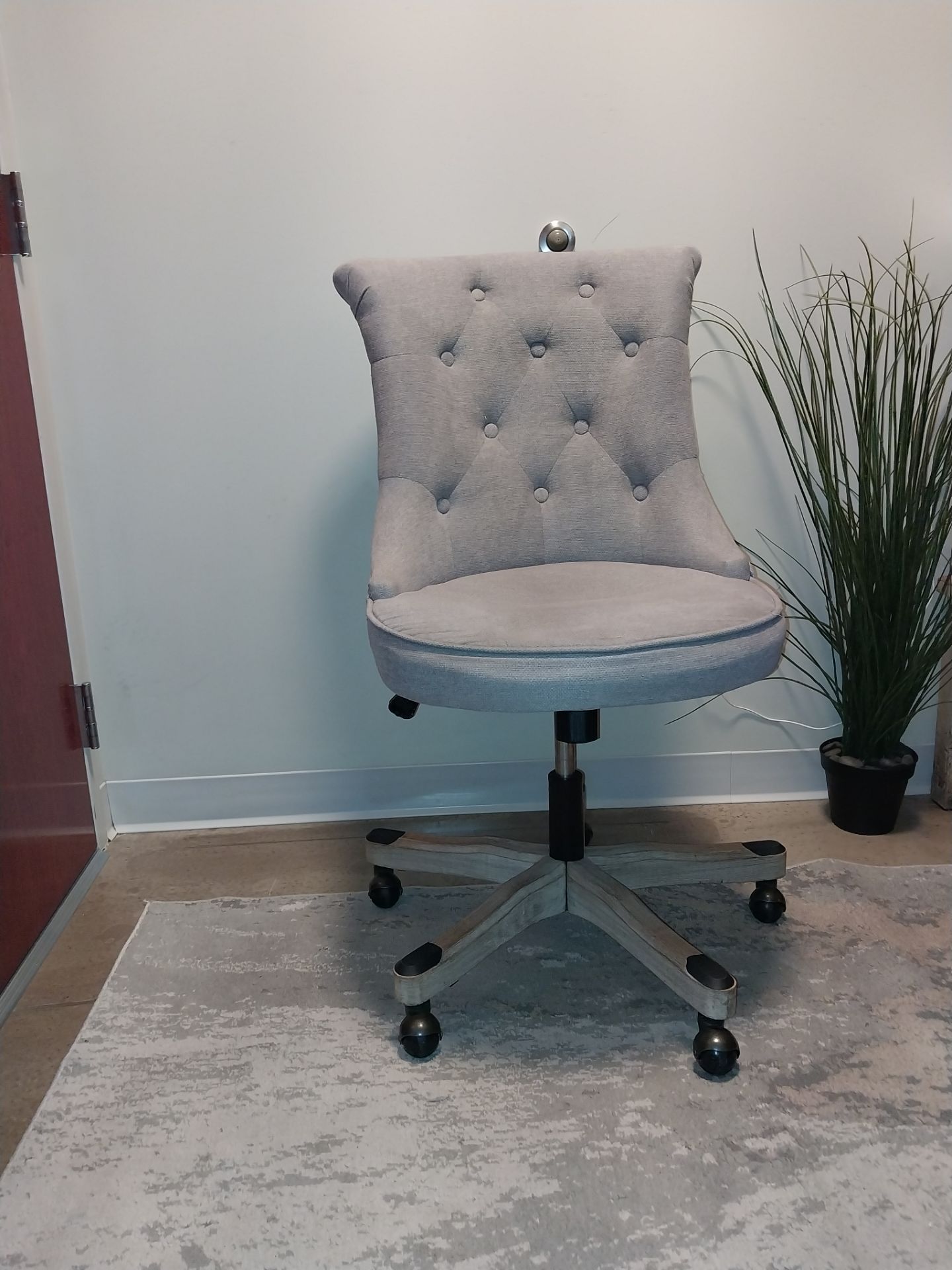 Light Gray Tufted Swivel Office Chair – $30 OBO - photo 5