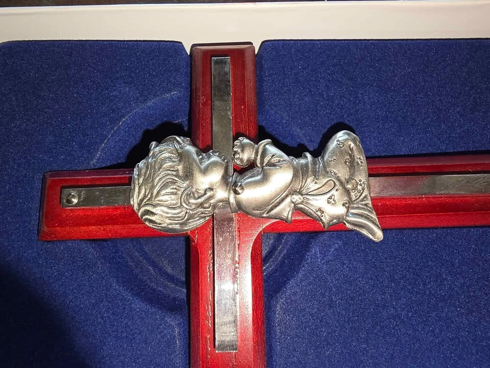 Wooden Wall Cross with Praying Boy Figurine - photo 2