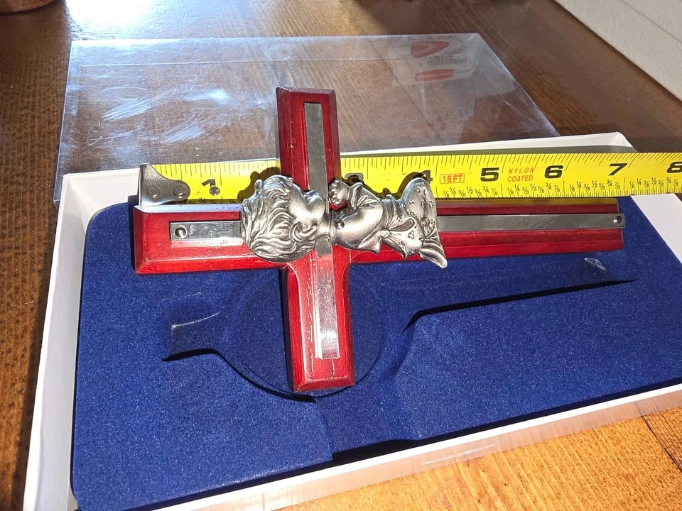 Wooden Wall Cross with Praying Boy Figurine - photo 3
