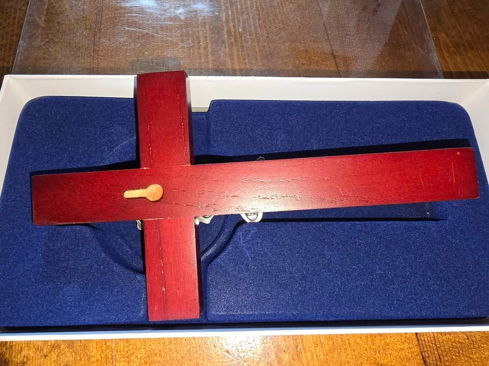Wooden Wall Cross with Praying Boy Figurine - photo 5