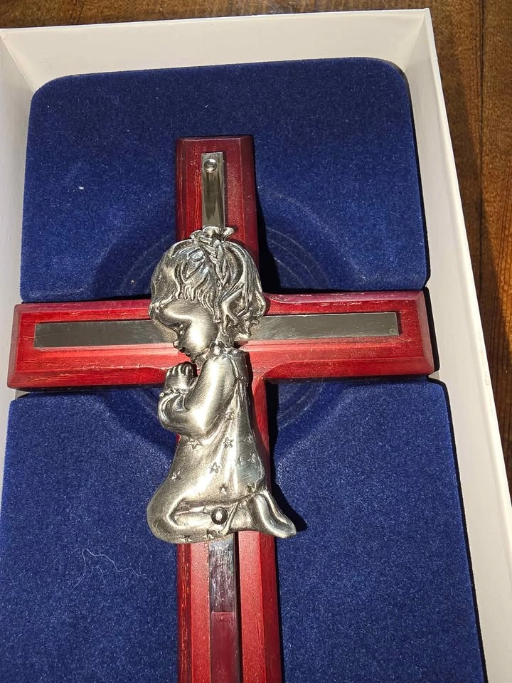 Wooden Wall Cross with Praying Girl Pewter Figure - photo 2